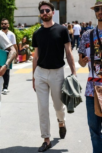 Как носить оливковый бомбер в клетку с бежевыми брюками чинос