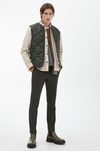 Какие куртки-рубашки носить с оливковыми ботинками челси мужчине