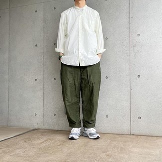 Какие кроссовки носить с оливковыми брюками чинос