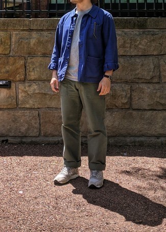 Как носить оливковые брюки чинос с бежевыми кроссовками