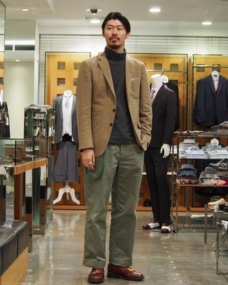 Как носить оливковые брюки чинос с бежевым пиджаком