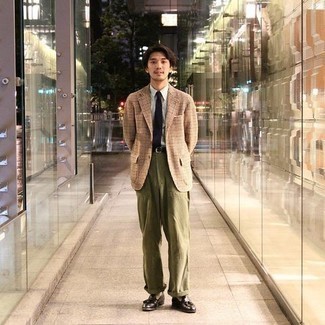 Как носить оливковые брюки чинос с бежевым пиджаком