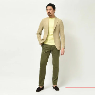 Как носить оливковые брюки чинос с бежевым пиджаком