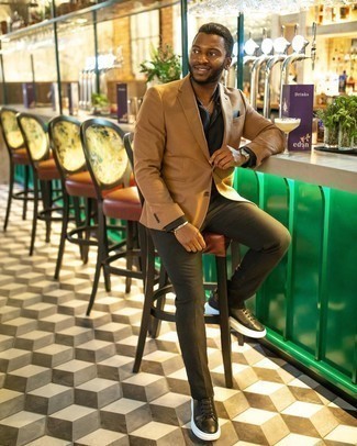 Как носить оливковые брюки чинос с бежевым пиджаком