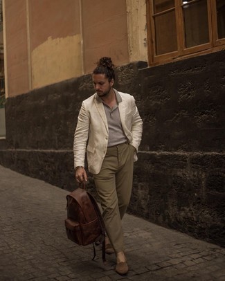 Как носить оливковые брюки чинос с бежевым пиджаком