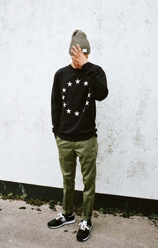 Как носить оливковые брюки чинос с черными кроссовками