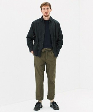 Как носить оливковые брюки чинос с черными кожаными ботинками дезертами