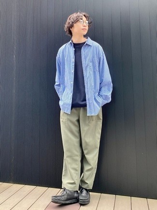 Как носить оливковые брюки чинос с черными кожаными ботинками дезертами