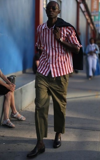 Как носить оливковые брюки чинос с черными кожаными лоферами