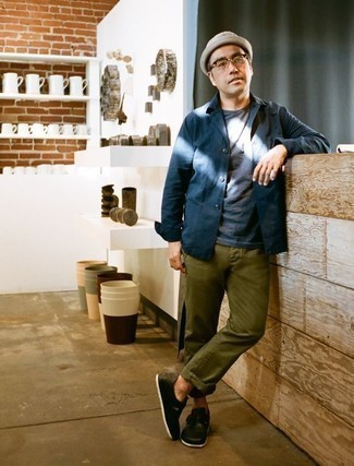 Как носить оливковые брюки чинос с черными кожаными лоферами