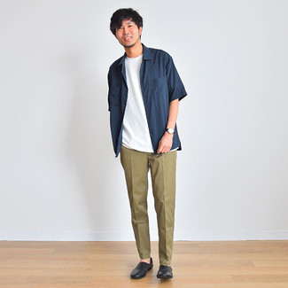 Как носить оливковые брюки чинос с черными кожаными лоферами