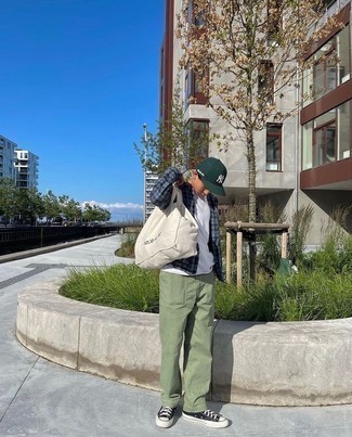 Как носить оливковые брюки чинос с черными низкими кедами