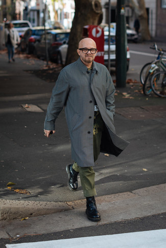 Как носить оливковые брюки чинос с черным дождевиком