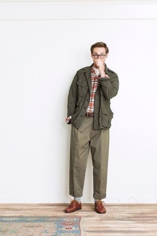 Какие топсайдеры носить с оливковыми брюками чинос