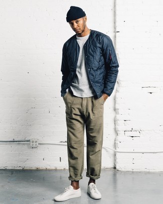 Какие бомберы носить с оливковыми брюками чинос