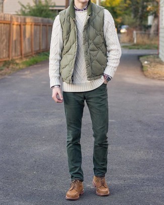 Какие вязаные свитера носить с оливковыми брюками чинос