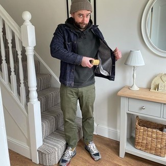 Как носить оливковые брюки чинос с серыми кроссовками