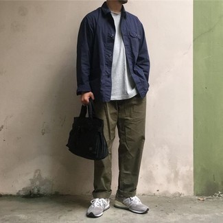 Как носить оливковые брюки чинос с серыми кроссовками