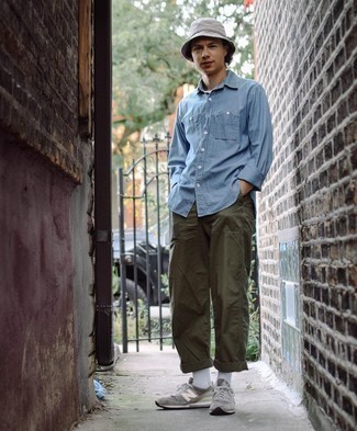 Как носить оливковые брюки чинос с серыми кроссовками