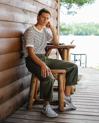 Как носить оливковые брюки чинос с серыми кроссовками