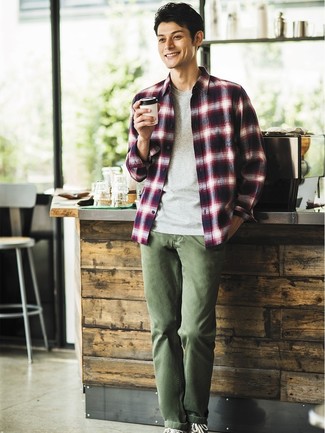 Какие высокие кеды носить с оливковыми брюками чинос