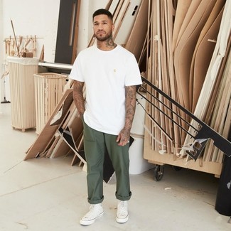 Какие высокие кеды носить с оливковыми брюками чинос