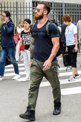 Какие высокие кеды носить с оливковыми брюками чинос