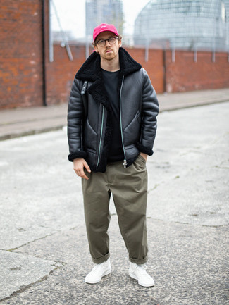 Какие высокие кеды носить с оливковыми брюками чинос