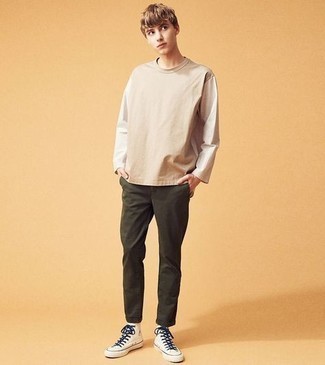 Какие высокие кеды носить с оливковыми брюками чинос