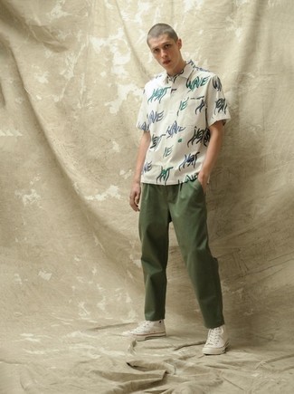 Какие высокие кеды носить с оливковыми брюками чинос