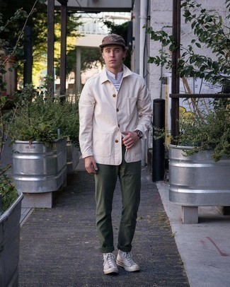 Какие высокие кеды носить с оливковыми брюками чинос