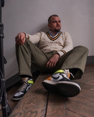 Какие высокие кеды носить с оливковыми брюками чинос