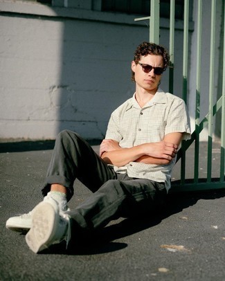 Какие высокие кеды носить с оливковыми брюками чинос