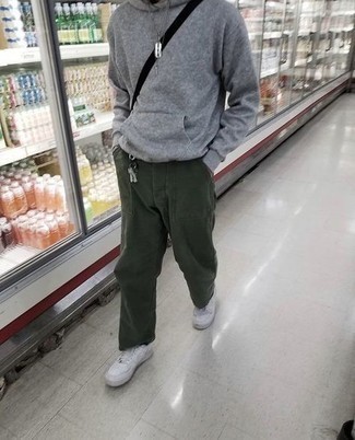 Какой худи носить с оливковыми брюками чинос