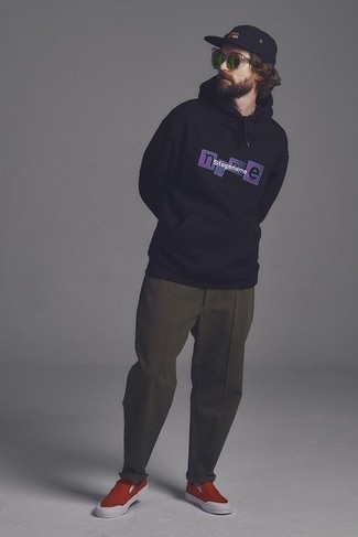 Какой худи носить с оливковыми брюками чинос