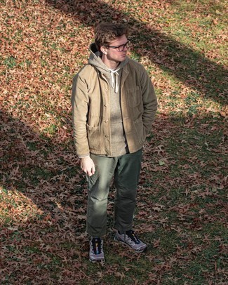 Как носить оливковые брюки чинос с светло-фиолетовыми кроссовками