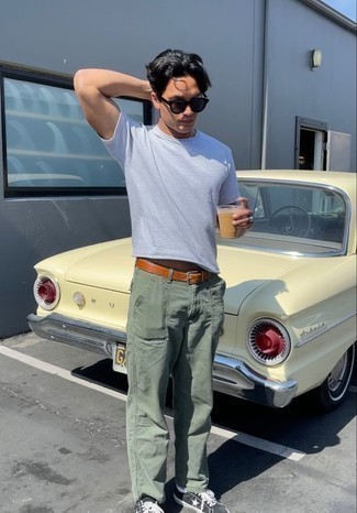 Какие низкие кеды носить с оливковыми брюками чинос