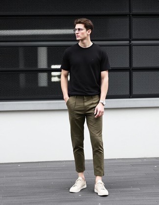 Какие низкие кеды носить с оливковыми брюками чинос