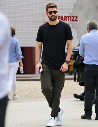 Какие низкие кеды носить с оливковыми брюками чинос