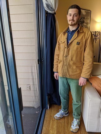 Как носить оливковые брюки чинос с разноцветными кроссовками