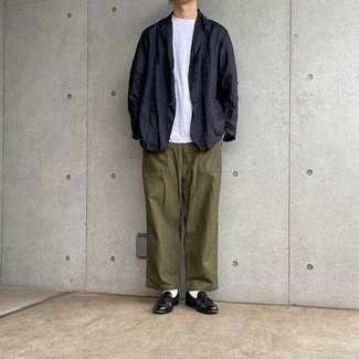 Как носить оливковые брюки чинос с темно-синим хлопковым пиджаком