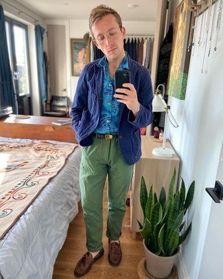 Как носить оливковые брюки чинос с темно-синим хлопковым пиджаком