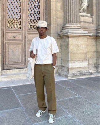 Как носить оливковые брюки чинос с оливковыми низкими кедами