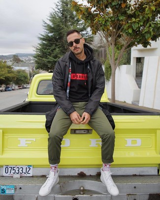 Какие парки носить с оливковыми брюками чинос