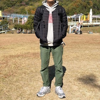 Какие куртки-пуховики носить с оливковыми брюками чинос