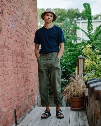 Какие сандалии носить с оливковыми брюками чинос