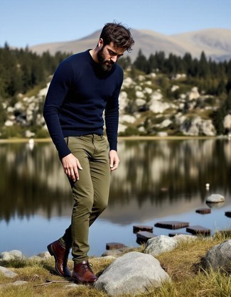 Какие свитшоты носить с оливковыми брюками чинос