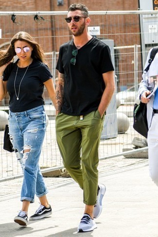 Как носить оливковые брюки чинос с белыми кроссовками