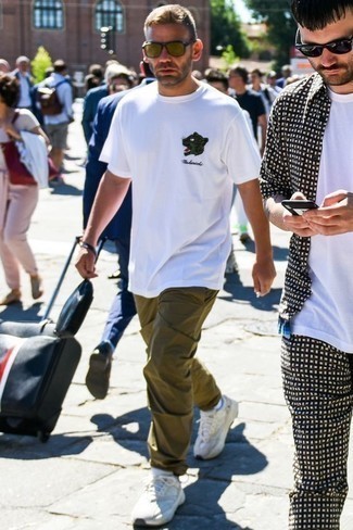 Как носить оливковые брюки чинос с белыми кроссовками