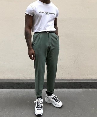Как носить оливковые брюки чинос с белыми кроссовками